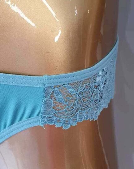 Conjunto kiss you. Sutiã sem bojo e sem aro em renda, tule e microfibra com alças de rolote e calcinha com detalhe em tule kiss you. Discreto e confortável.